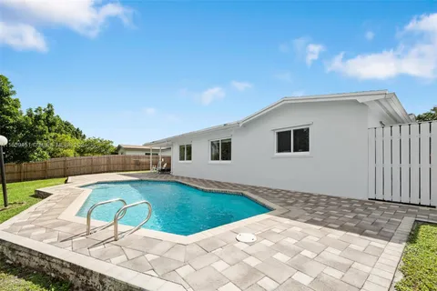 8541 NW 24th Ct, Pembroke Pines FL 33024