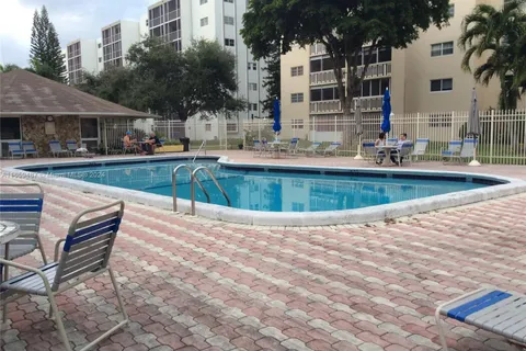 1001 NE 14th Ave # 103, Hallandale Beach FL 33009