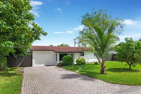 7185 SW 16th St, Pembroke Pines FL 33023