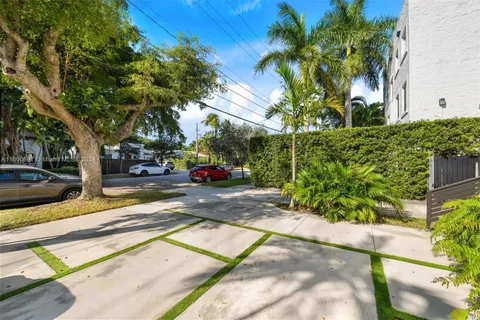 325 SW 30th Rd, Miami FL 33129