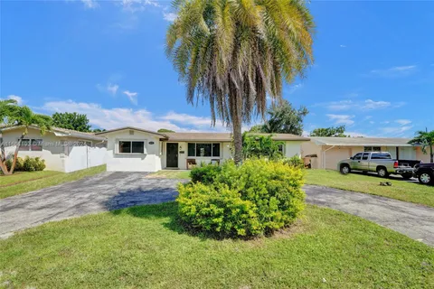 8821 NW 11th St, Pembroke Pines FL 33024