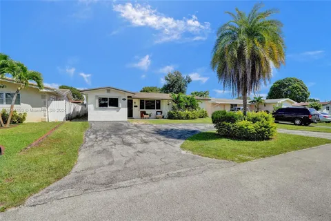 8821 NW 11th St, Pembroke Pines FL 33024