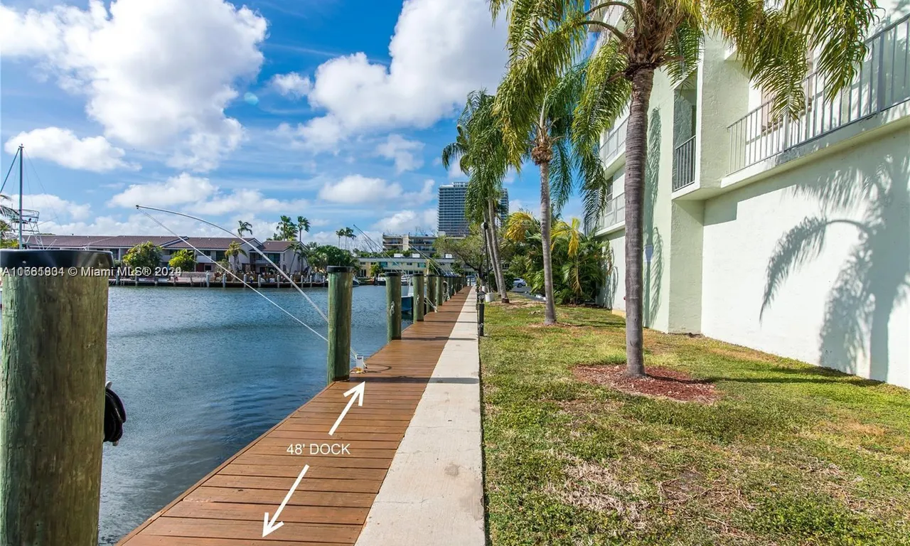 16570 NE 26th Ave DOCK 32, North Miami Beach FL 33160