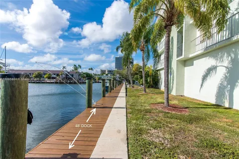 16570 NE 26th Ave DOCK 32, North Miami Beach FL 33160