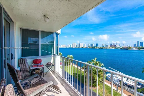 16570 NE 26th Ave DOCK 32, North Miami Beach FL 33160