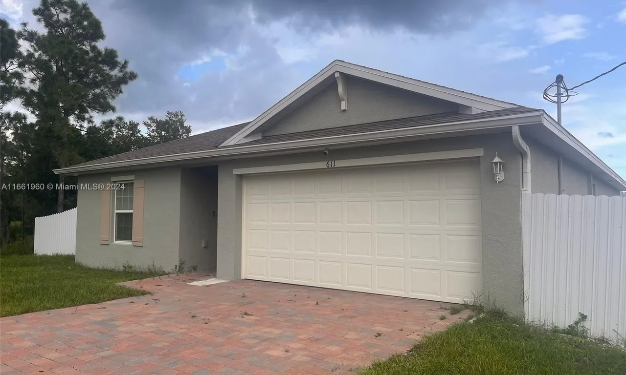 611 Woodcrest Dr, Lehigh Acres FL 33972