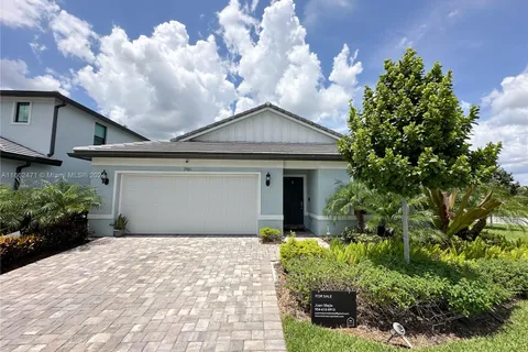 2961 Shortleaf Ave, Lauderdale Lakes FL 33311