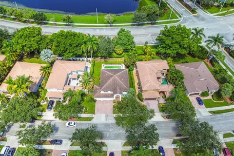 16405 Diamond Head Dr, Weston FL 33331