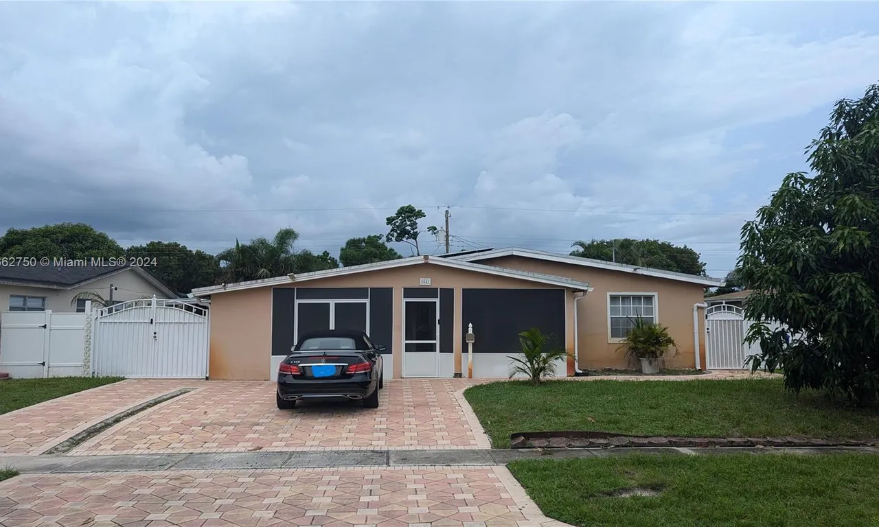 6641 Pershing St, Hollywood FL 33024