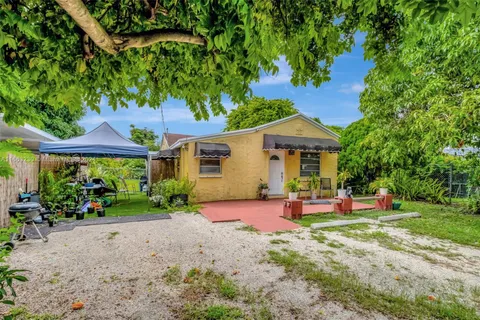 3252 SW 23rd Ter, Miami FL 33145