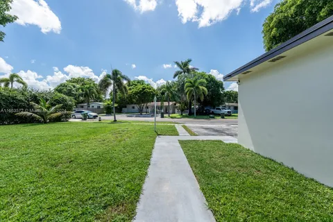 401 SW 64th Pkwy, Pembroke Pines FL 33023