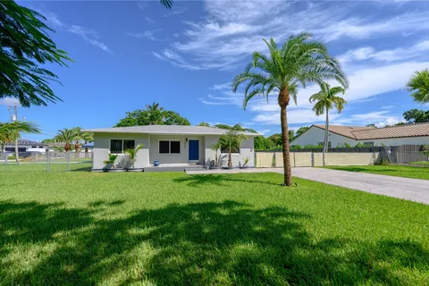 8995 SW 158th St, Palmetto Bay FL 33157