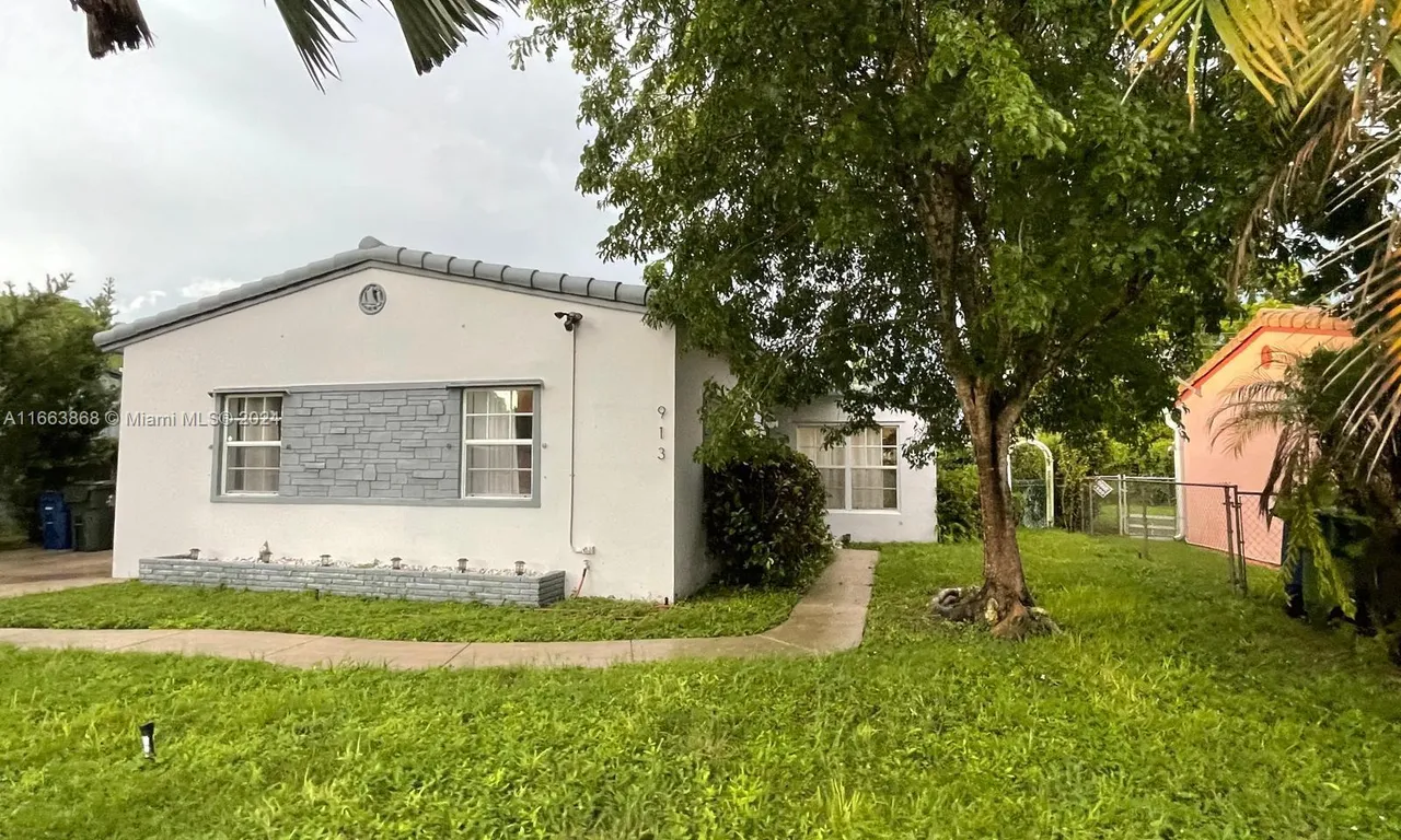 913 NE 5th St, Hallandale Beach FL 33009