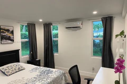 913 NE 5th St, Hallandale Beach FL 33009