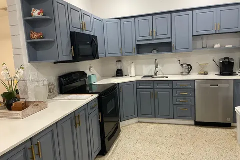 913 NE 5th St, Hallandale Beach FL 33009