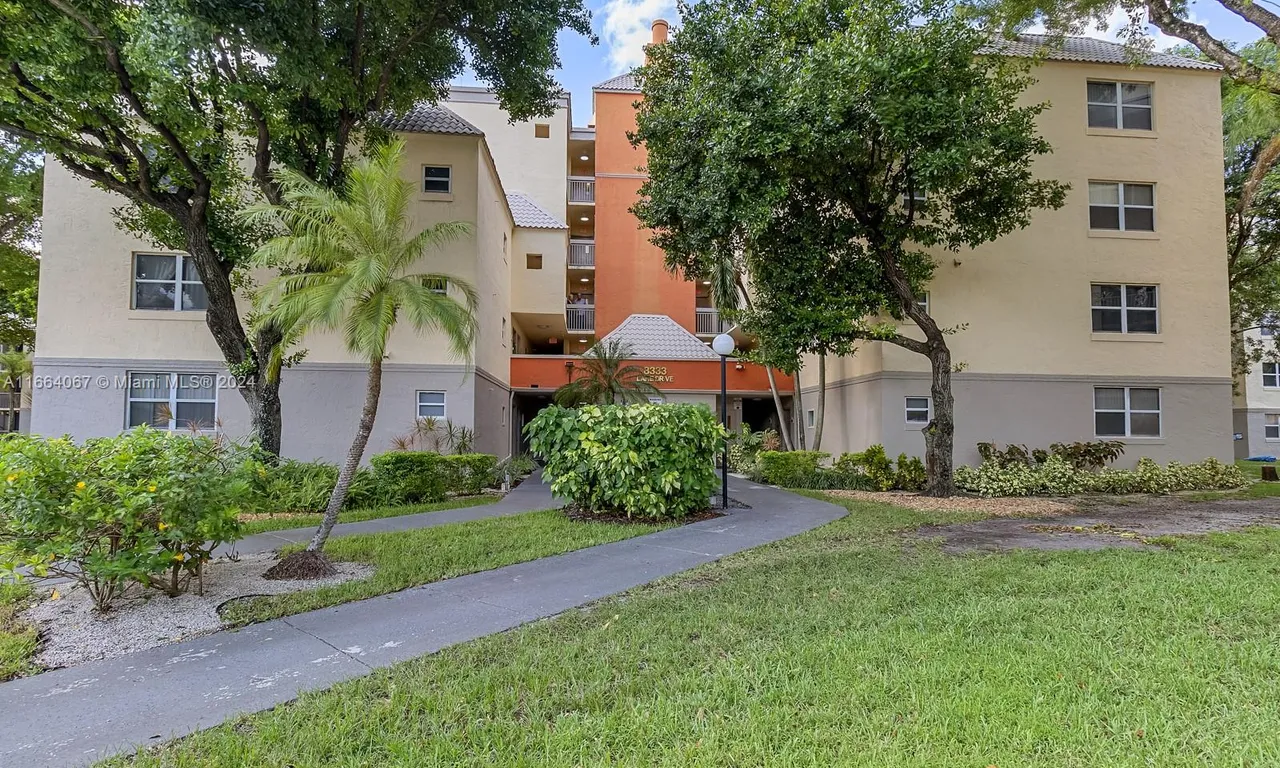 8333 Lake Dr # 302, Doral FL 33166