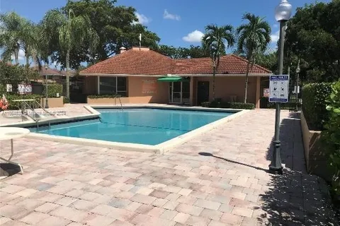 10457 NW 8th St # 105, Pembroke Pines FL 33026