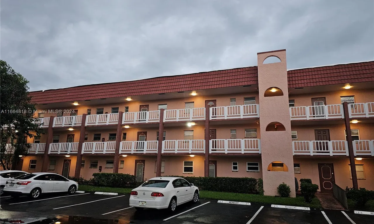 9441 Sunrise Lakes Blvd # 308, Sunrise FL 33322