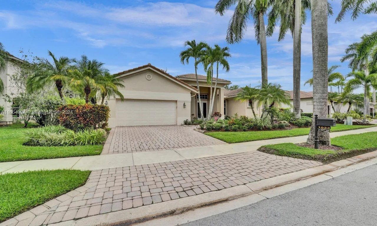 1623 Victoria Pointe Ln, Weston FL 33327