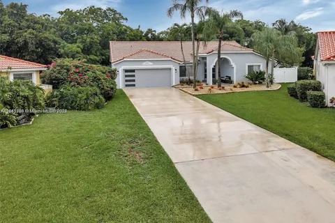 1800 Water Ridge Dr, Weston FL 33326