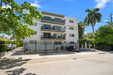 444 SW 4th St # 105, Miami FL 33130