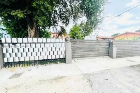 2215 NW 33rd St, Miami FL 33142