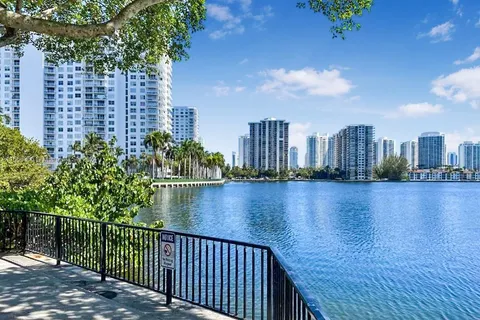 2780 NE 183rd St # 810, Aventura FL 33160