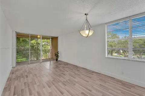 9440 Live Oak Pl # 401, Davie FL 33324