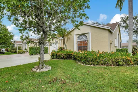 6205 Pond Tree Ct, Green Acres FL 33463