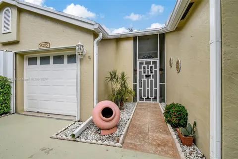 6205 Pond Tree Ct, Green Acres FL 33463