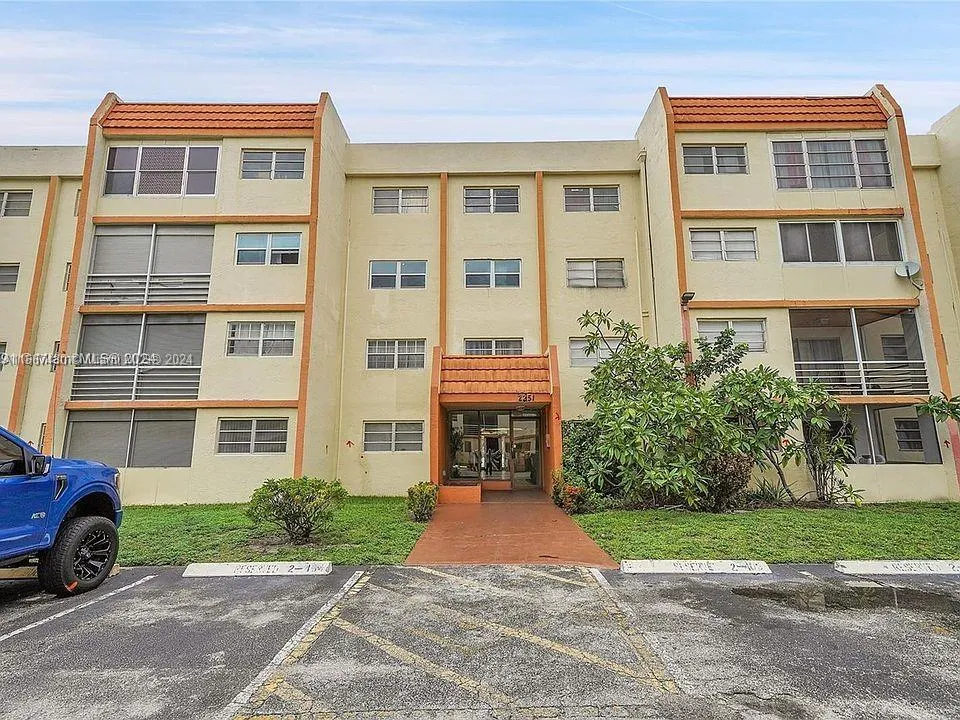 2401 NW 41st Ave # 207, Lauderhill FL 33313