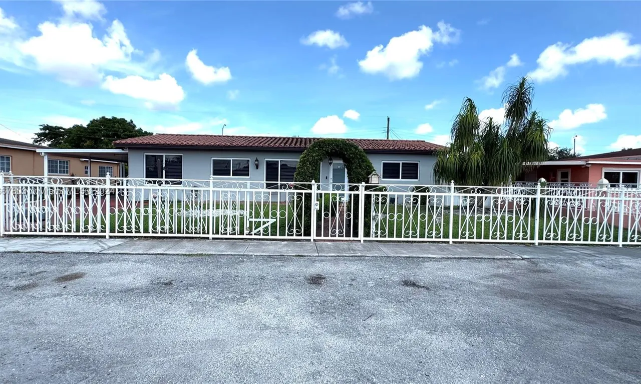 521 W 36th Pl, Hialeah FL 33012