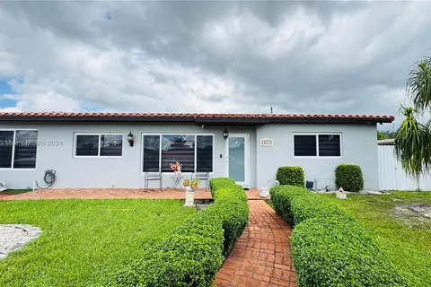 521 W 36th Pl, Hialeah FL 33012