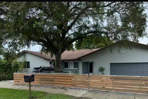 15700 NW 37th Ct, Miami Gardens FL 33054