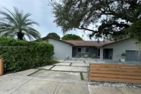 15700 NW 37th Ct, Miami Gardens FL 33054