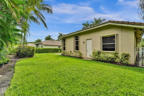 1623 Victoria Pointe Ln, Weston FL 33327