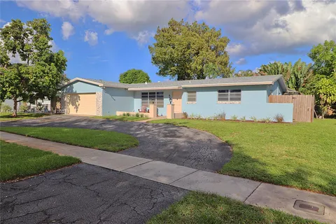 511 NW 93rd Ter, Pembroke Pines FL 33024