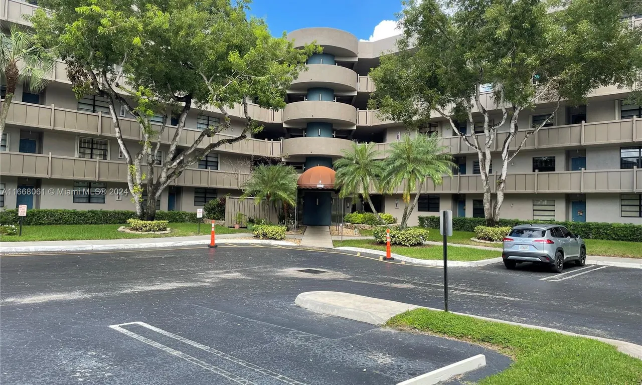 1000 Colony Point Cir # 203, Pembroke Pines FL 33026