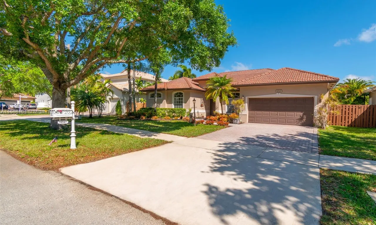 16547 Mariposa Cir S, Pembroke Pines FL 33331