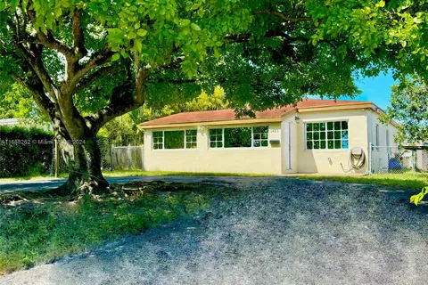 1423 NE 175th St, North Miami Beach FL 33162