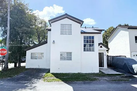 12662 NW 8th Trl, Miami FL 33182