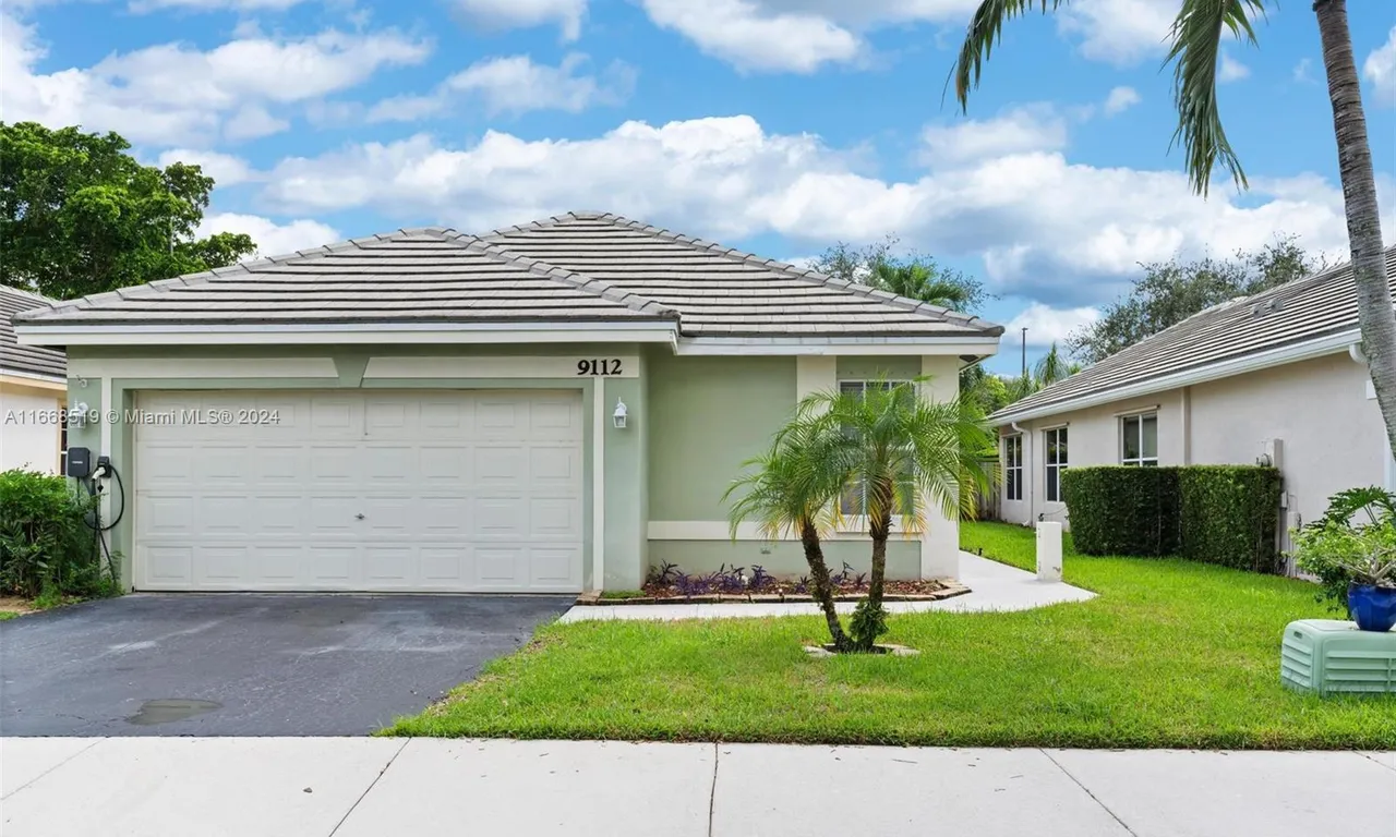 9112 Lake Park Cir S, Davie FL 33328