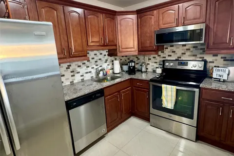 7118 Bonita Dr # 405, Miami Beach FL 33141