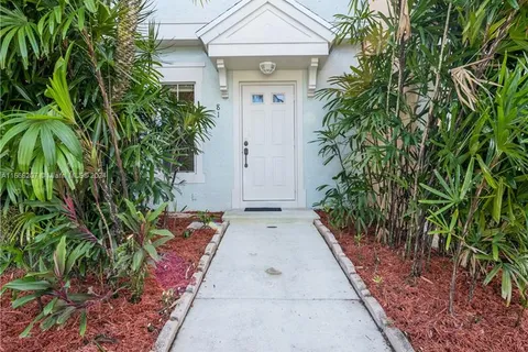 81 Simonton Cir, Weston FL 33326