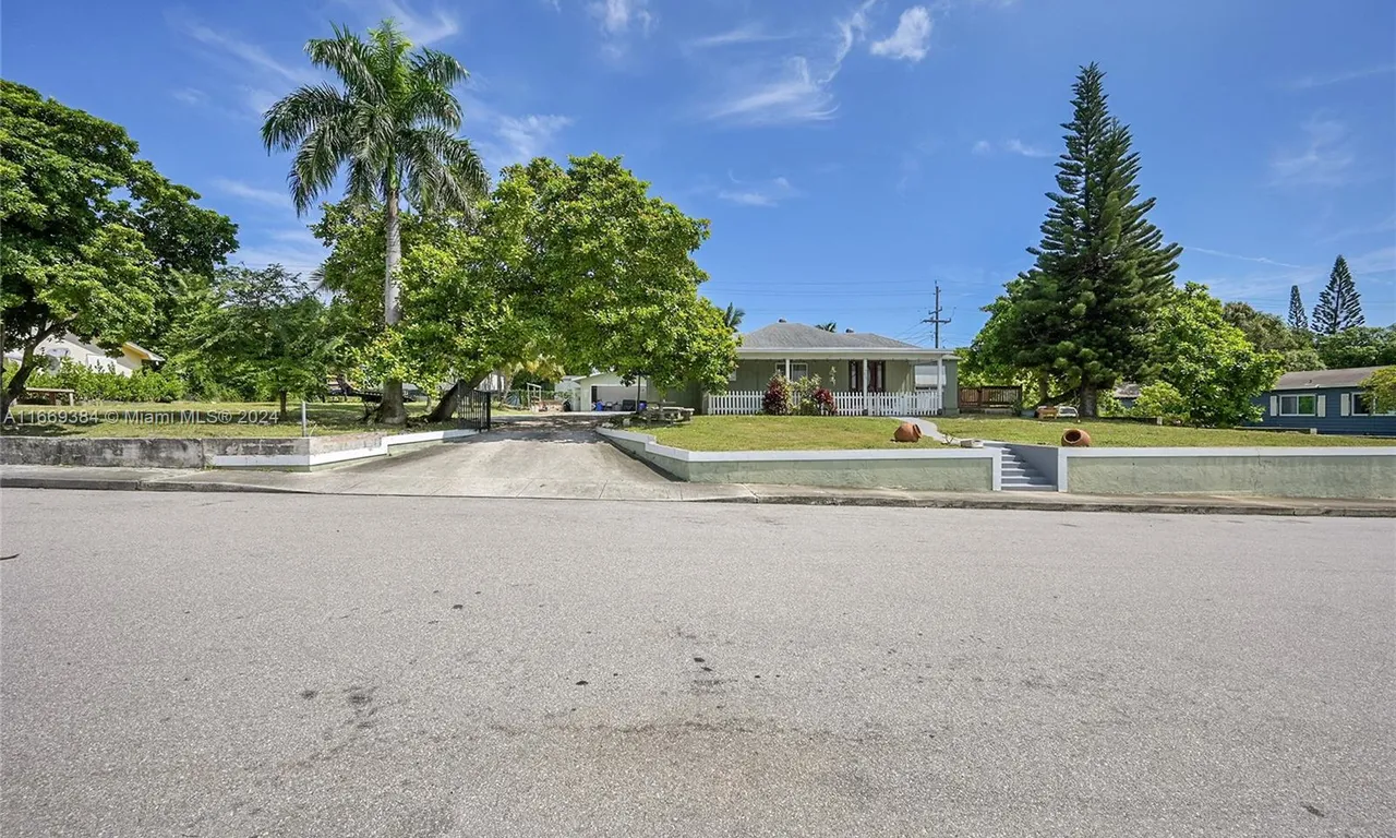 830 S Ridge St, Lake Worth FL 33460