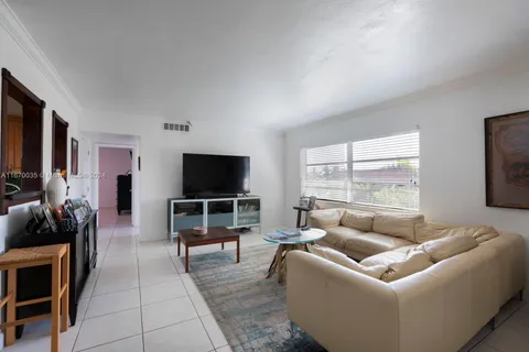 6815 Edgewater Dr # 308, Coral Gables FL 33133