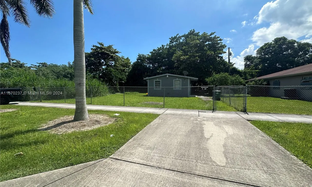 10070 SW 176th St, Palmetto Bay FL 33157