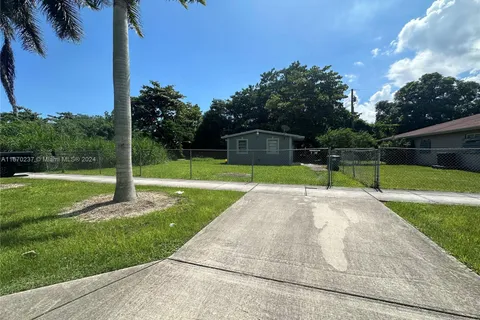 10070 SW 176th St, Palmetto Bay FL 33157