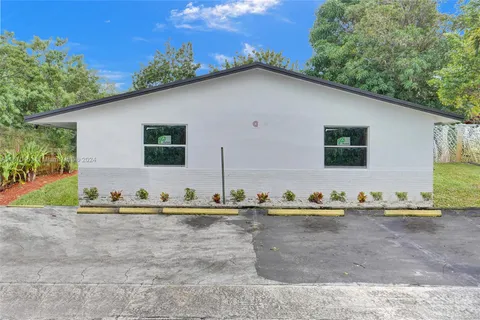 5308-5312 NW 18th Pl, Lauderhill FL 33313