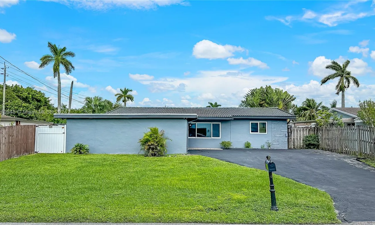 5741 SW 56th St, Davie FL 33314